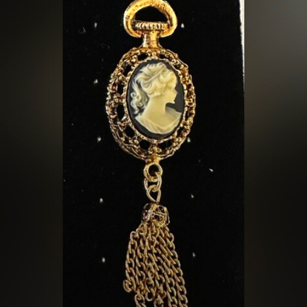 Cameo Pendant Goldtone with Tassles Vintage Carved Shell - Picture 10 of 11